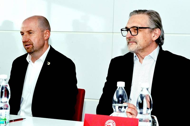 Hokejoví Oceláři Třinec představili v pondělí na tiskové konferenci nové trenéry. Zdeňka Motáka a Vladimíra Országha.