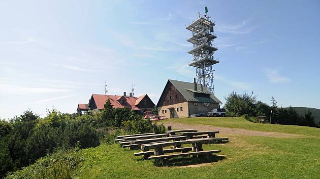 Turistická horská chata Javorový vrch nabízí možnost občerstvení i ubytování.