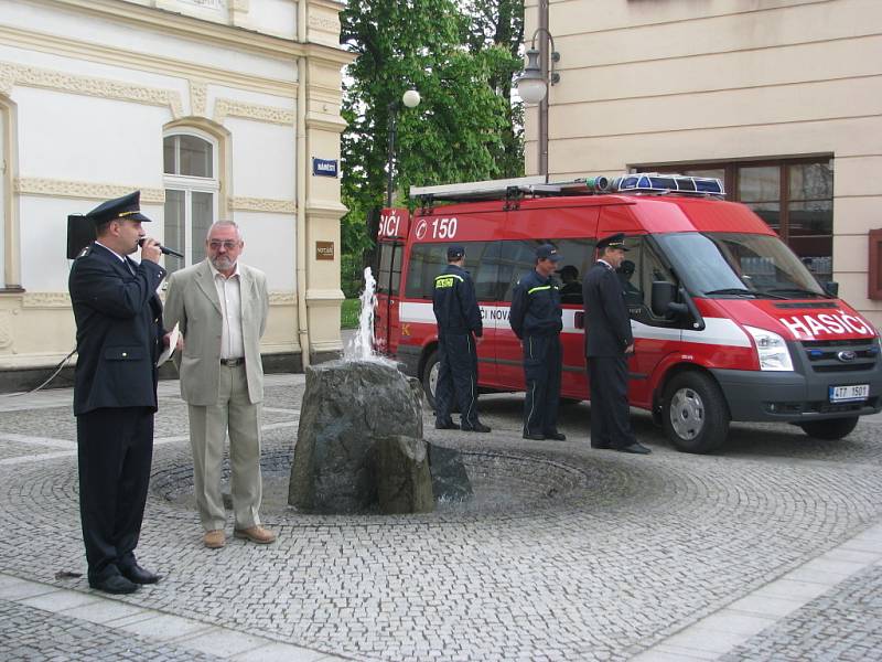 Dobrovolní hasiči z Lubna a Nové Vsi včera k nové technice převzali klíčky od starosty města.