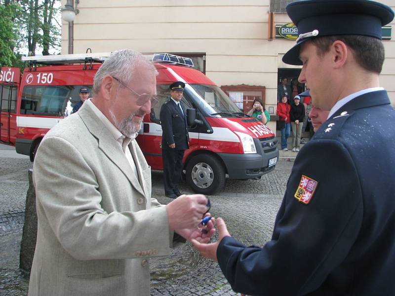 Dobrovolní hasiči z Lubna a Nové Vsi včera k nové technice převzali klíčky od starosty města.