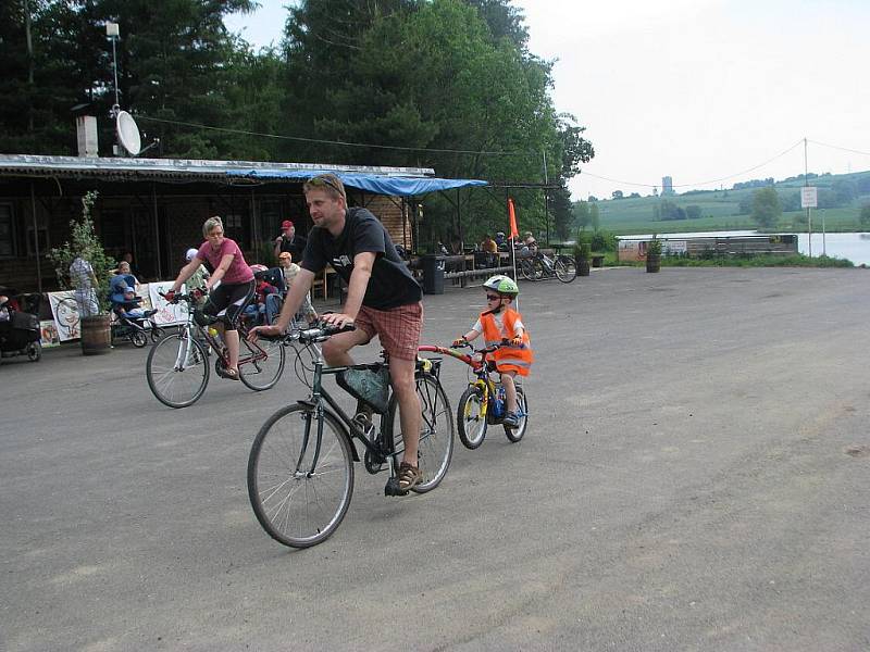 Den turistiky se konal v sobotu na brušperské přehradě. Pochodu se zúčastnily desítky zájemců, pěších, na kolech i s kočárky.