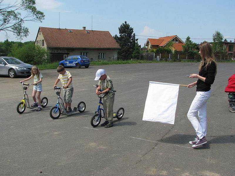 Den turistiky se konal v sobotu na brušperské přehradě. Pochodu se zúčastnily desítky zájemců, pěších, na kolech i s kočárky.