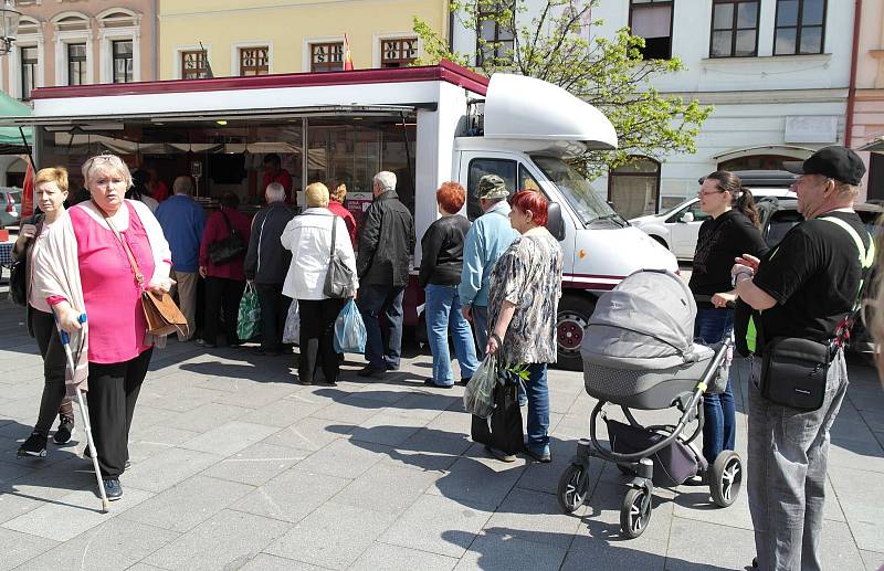 Beskydské farmářské trhy na místeckém náměstí byly letošní první, následovat bude třináct čtvrtečních a čtyři sobotní.