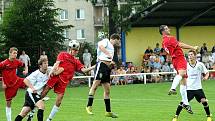 Fotbalisté Frýdlantu (červené dresy) porazili v domácím prostředí Janovice 4:3.