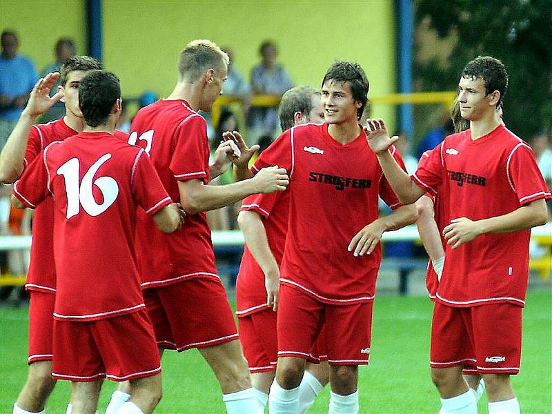 Fotbalisté Frýdlantu (červené dresy) porazili v domácím prostředí Janovice 4:3.