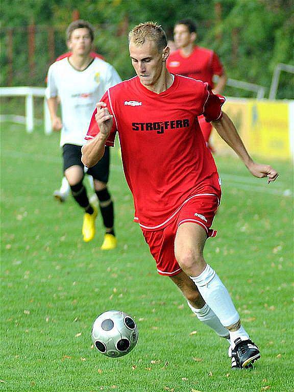 Fotbalisté Frýdlantu (červené dresy) porazili v domácím prostředí Janovice 4:3.