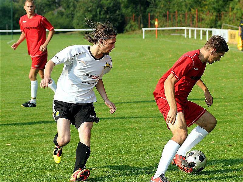 Fotbalisté Frýdlantu (červené dresy) porazili v domácím prostředí Janovice 4:3.