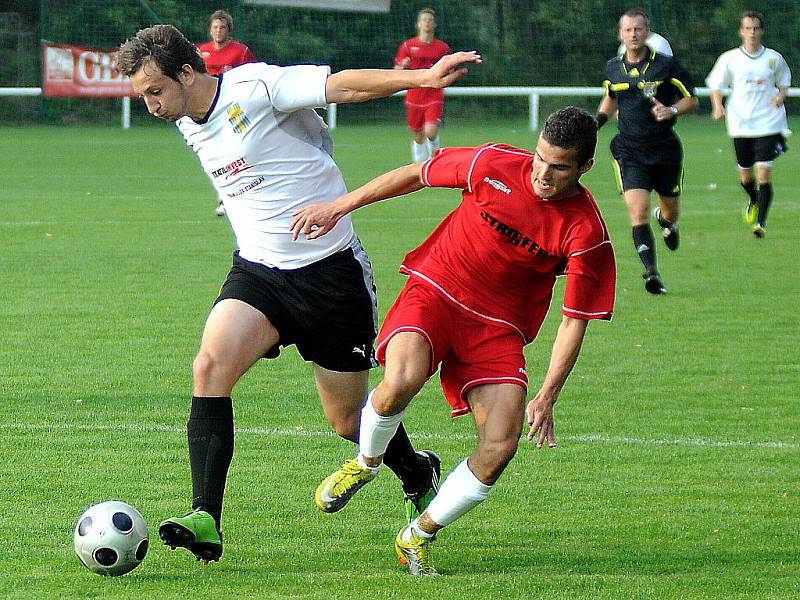 Fotbalisté Frýdlantu (červené dresy) porazili v domácím prostředí Janovice 4:3.