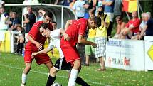 Fotbalisté Frýdlantu (červené dresy) porazili v domácím prostředí Janovice 4:3.