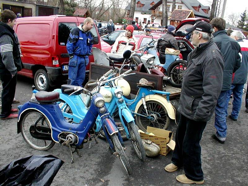 Populární jarní burza náhradních dílů historických i současných automobilů a motocyklů začala v sobotu v Bašce již v šest hodin ráno. Pozornost návštěvníků poutaly stroje dávnějšího roku výroby. 