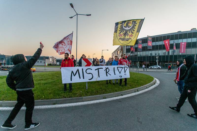 Příjezd hokejistů Třince s Masarykovým pohárem k třinecké Werk Areně, duben 2022.