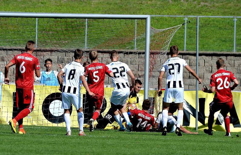 Třinečtí fotbalisté (v červeném) doma remizovali se silným Hradcem Králové 1:1.