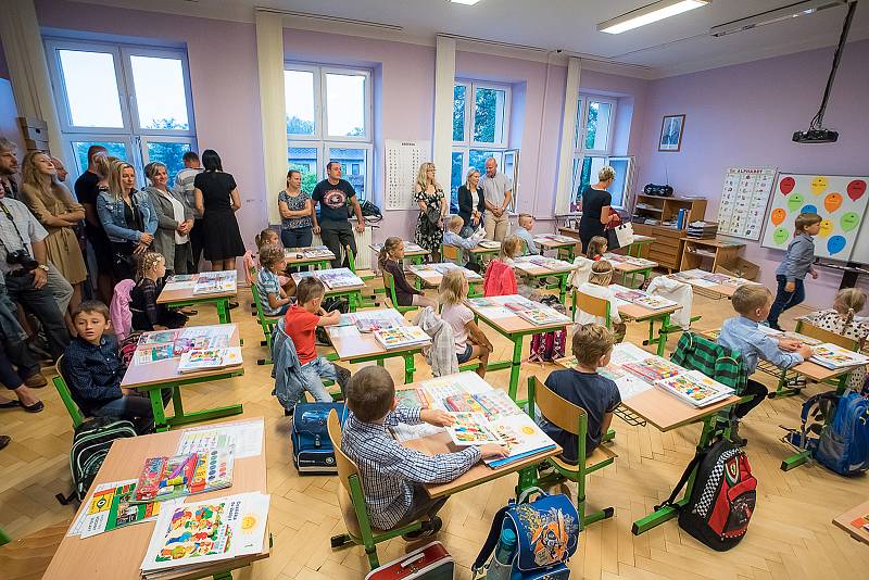 Pro skoro 108 tisíc dětí z celé České republiky začal den jinak, než jak byli doposud zvyklí. Stali se z nich prvňáci. Místo do školky, zamířili se svými rodiči do školy.  Stejné ráno zažil i Kája  Kotschi, který usedl do lavice v základní škole Řepiště n