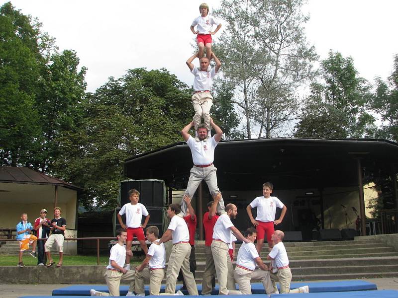 Na vendryňském karnevalu vystoupili i místní gymnasté.