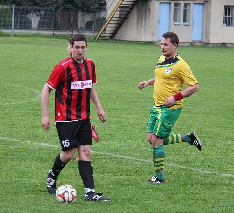 Duel okresního přeboru mezi domácími Palkovicemi (v červeno-černém) a Baškou skončil smírem 1:1. 