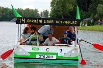Recesistická soutěž netradičních plavidel má na Bašce velkou tradici.