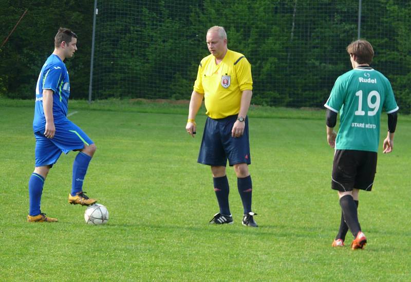 V Dobraticích se z výhry 2:1 radovali fotbalisté Starého Města (v zeleném).