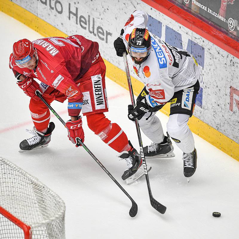 Finále play off hokejové extraligy - 1. zápas: HC Oceláři Třinec - HC Sparta Praha, 18. dubna 2022 v Třinci. (zleva) Tomáš Marcinko z Třince a Michal Moravčík ze Sparty.