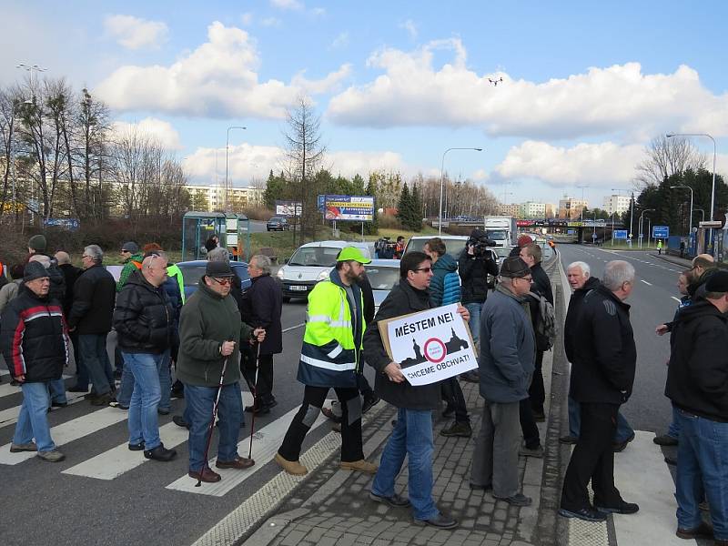 Ve Frýdku-Místku se v pátek odpoledne uskutečnila blokáda silničního průtahu, po kterém denně jezdí desetitisíce vozidel. 