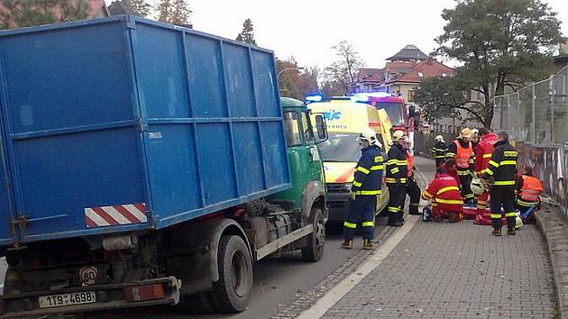 Utržené pneumatiky z nákladního automobilu v Čeladné poškodily protijedoucí automobil a těžce zranily procházejících chodce.