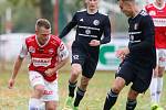 Třinečtí fotbalisté (v černém) těsně nestačili na Pardubice.