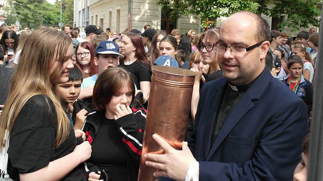 Vkládání poselství pro budoucí generace do báně kostela sv. Jana a Pavla ve Frýdku-Místku.