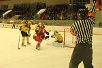 Hokejisté Frýdku-Místku (v červených dresech) si nadále drží neporazitelnost, když v 5. kole na svém ledě porazili favorizovaný Vsetín 3:0.