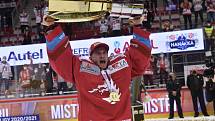 Hokejisté Třince získali mistrovský titul. Na snímku s pohárem gólman Ondřej Kacetl.