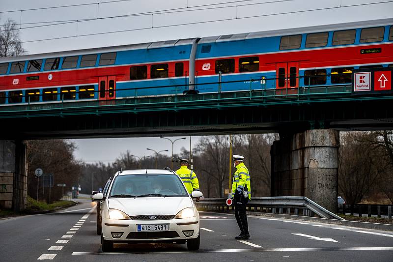 Policie 1.3.2021 začala kontrolovat, jestli lidé dodržují nová protiepidemická opatření omezující volný pohyb mezi okresy. Na fotografiích stanoviště například Nová Bělá směr Krmelín, Ostravice, Frýdek-Místek směr Havířov a Havířov. 1. března 2021.