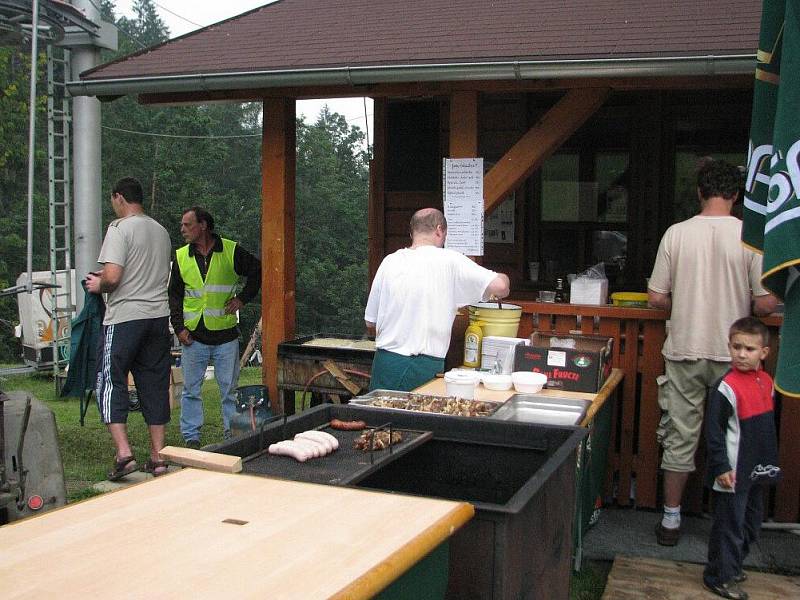 Přibližně dvěstě lidí se v sobotu 31. července přišlo podívat na unikátní koloběžkový závod, který proběhl ve spolupráci se sdružením ČeladnáŽIJE v malebném Skiareálu Opálená Pstruží.