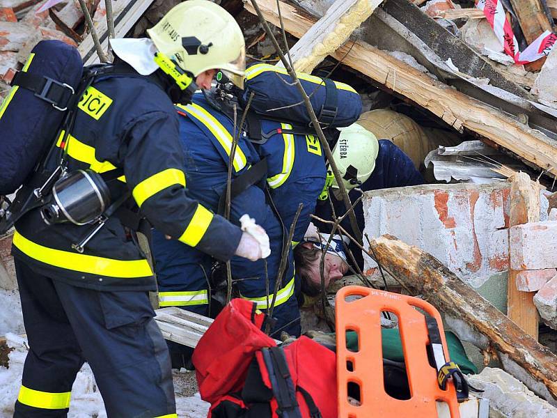 Velké cvičení hasičů se uskutečnilo v pátek 19. února poblíž restaurace U Napoleona v Třinci. Záchranáři v areálu domu, který je určen k demolici, nacvičovali záchranu zavalených osob.P