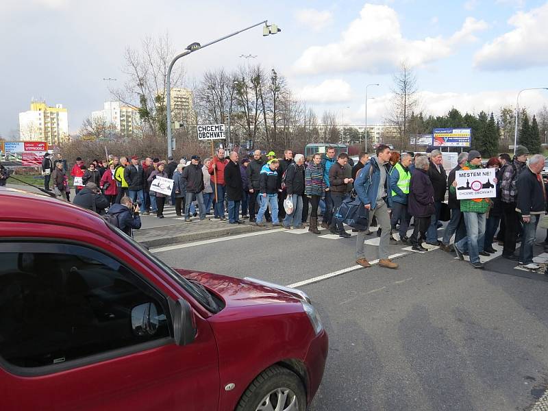 Ve Frýdku-Místku se v pátek odpoledne uskutečnila blokáda silničního průtahu, po kterém denně jezdí desetitisíce vozidel. 