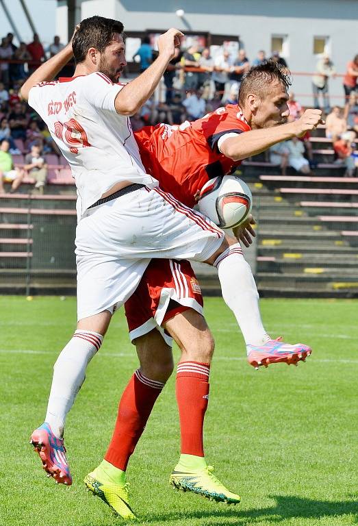 Třinečtí fotbalisté (v červeném) znovu před domácími fanoušky zaváhali, když tentokráte nestačili na exligovou Sigmu Olomouc 1:2. 