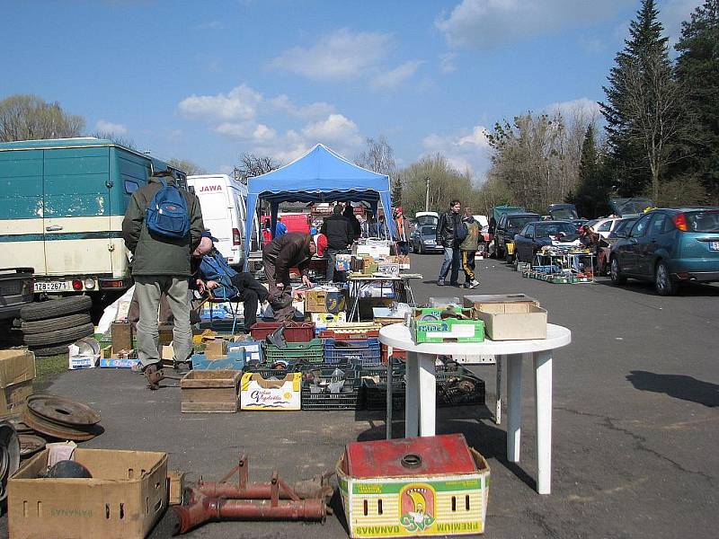 Doslova v obležení byl v sobotu 3. dubna areál parkoviště pod přehradou v Bašce.