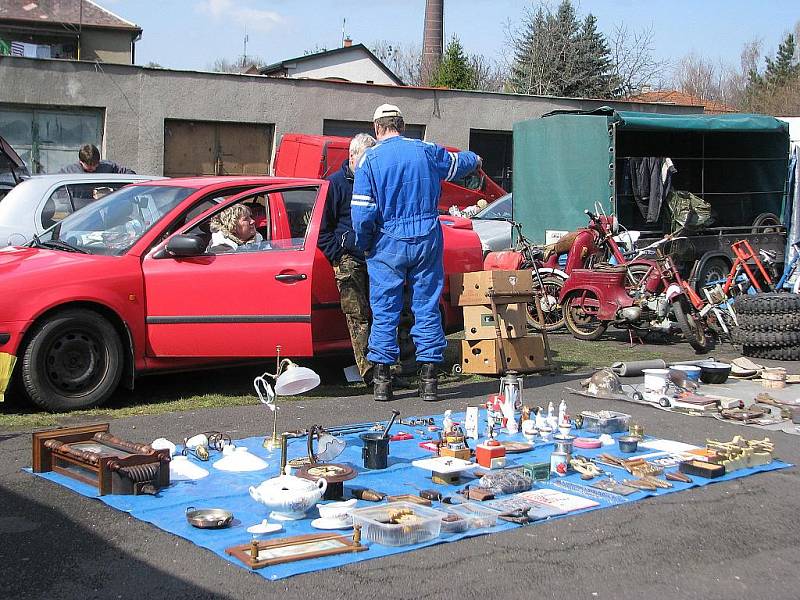 Doslova v obležení byl v sobotu 3. dubna areál parkoviště pod přehradou v Bašce.