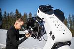 Tomáš Hynek z organizace DARK SKY Beskydy. Astronomové v Beskydech mají nový dalekohled. Je největší a jediný v České republice pod tmavou oblohou, kterým se do vesmíru mohou podívat i návštěvníci Beskyd, 2. března 2023, Staré Hamry.