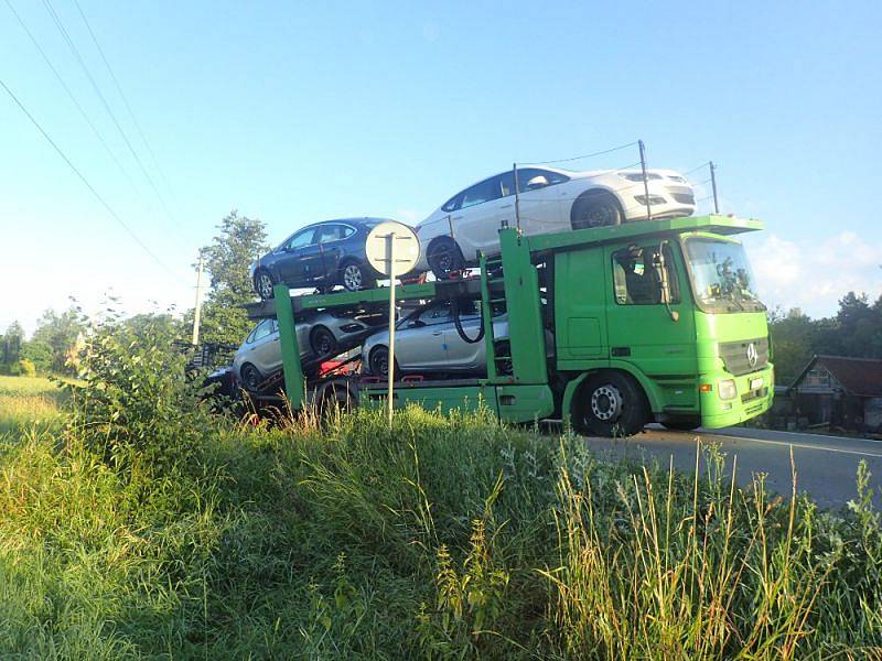 V pondělí ráno zasahovali hasiči v Oldřichovicích u dopravní nehody nákladního automobilu, který převážel osobní vozidla a sjel do příkopu.