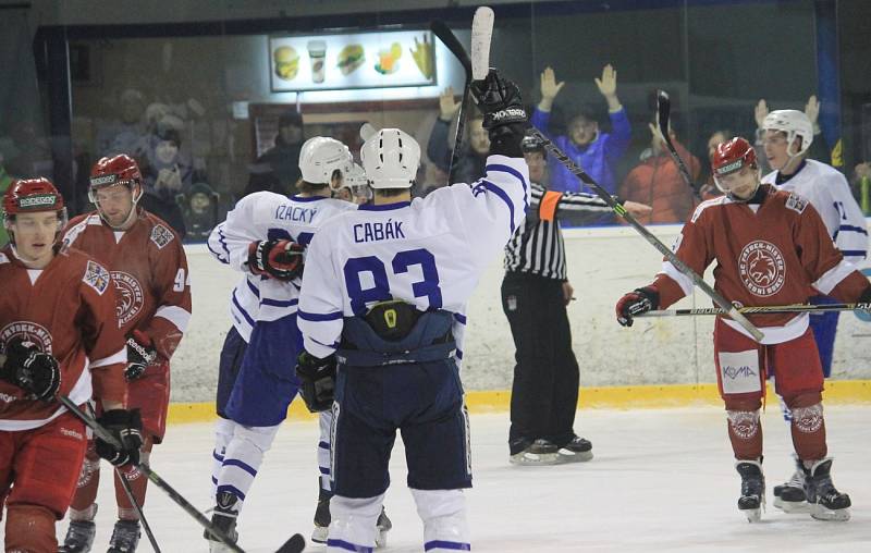 Hokejisté Frýdku-Místku (červené dresy) rozhodli derby ve třetí třetině. 