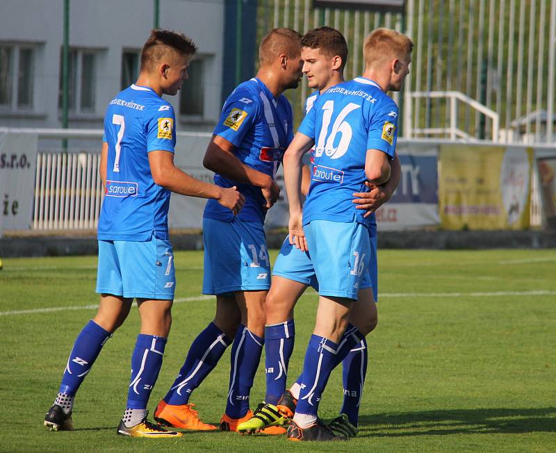 Třetiligoví fotbalisté Frýdku-Místku (v modrém) si díky zlepšenému výkonu po změně stran připsali do tabulky další tři body. Ve Stovkách zdolali nováčka MSFL z Vrchoviny 4:1.