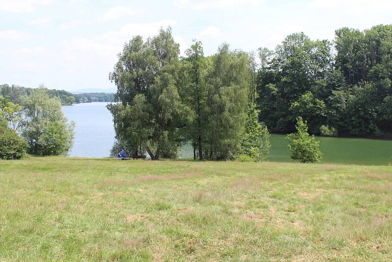 Kvalita vody v Žermanické přehradě je sice podle hygieniků vhodná ke koupání, od hráze se ale šíří sinice.