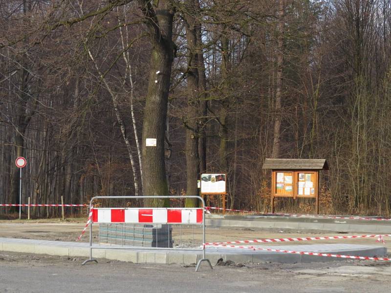 Staveniště bude v městské části Lískovec ještě několik týdnů, po rekonstrukci zde bude více místa i pro cestující. 