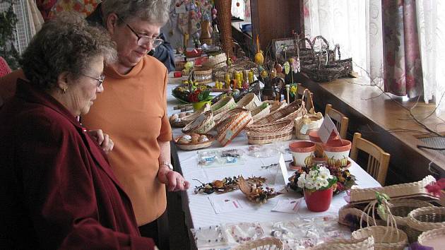 Seniorklub Palkovice připravil jednodenní výstavu zajímavých ručních prací. Konala se ve středu v restauraci Pod Habešem. K vidění byly ošatky, proutěné košíky, růžně zdobená vajíčka, karabáče, vánoční i velikonoční ozdoby.