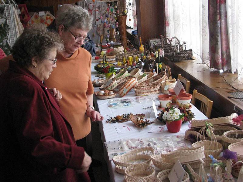 Seniorklub Palkovice připravil jednodenní výstavu zajímavých ručních prací. Konala se ve středu v restauraci Pod Habešem. K vidění byly ošatky, proutěné košíky, růžně zdobená vajíčka, karabáče, vánoční i velikonoční ozdoby.