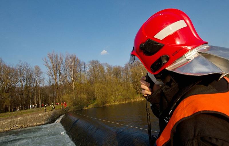 Do pátrací akce po mužích, kteří se v pátek 2. dubna 2021 topili v řece Ostravici ve Frýdlantu nad Ostravicí, se zapojili hasiči, policisté i vojáci.