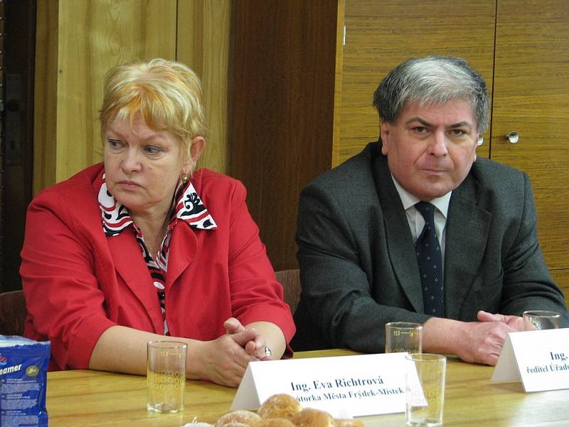 Na tiskové konferenci, která zahájila Trh pracovních příležitostí, promluvili i primátorka města Frýdku-Místku Eva Richtrová a ředitel Úřadu práce (ÚP) ve F-M Libor Černý (vpravo).