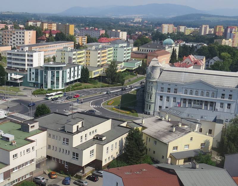 Tyto snímky dělí zhruba čtyřicet let. V okolí frýdeckého magistrátu nastala za tu dobu celá řada změn.