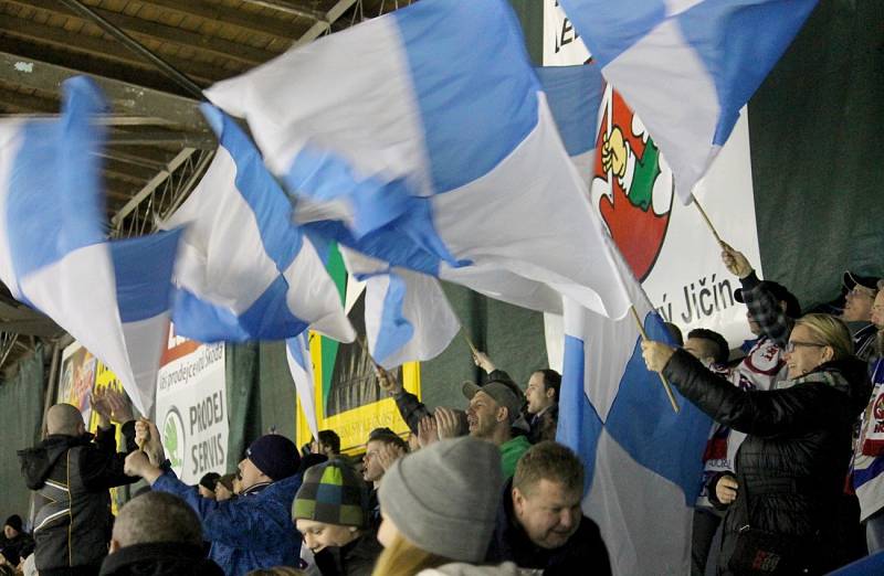 Hokejisté Frýdku-Místku (červené dresy) rozhodli derby ve třetí třetině. 