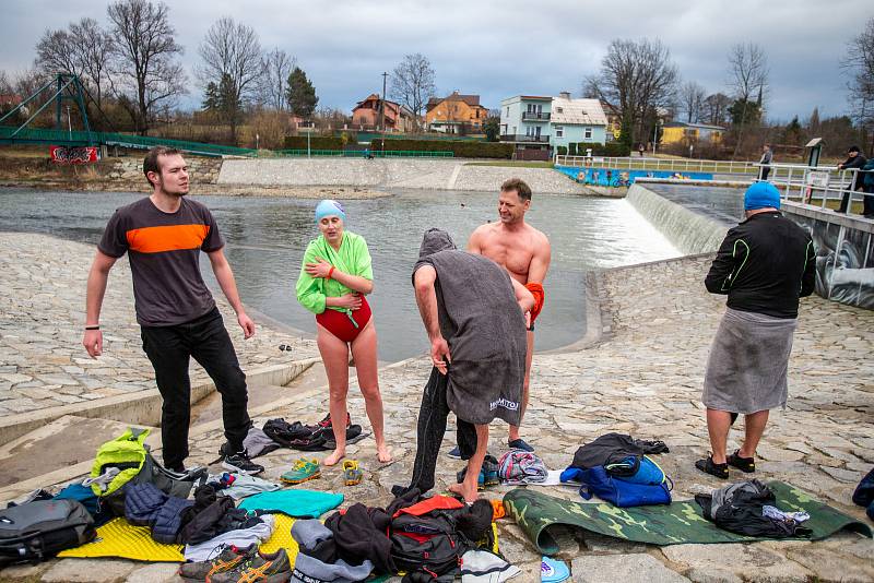 Příznivci otužování se pravidelně celou zimní sezonu scházejí třikrát týdně u jezu, aby si zaplavali ve studené řece Ostravici ve Frýdku-Místku.