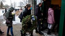 Lidé přišli do smuteční síně na centrální hřbitov ve Frýdku-Místku, kde proběhlo poslední rozloučení se zpěvákem Davidem Stypkou, 15. ledna 2021 ve Frýdku-Místku.