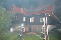 Pět jednotek hasičů zasahovalo u požáru střechy a podkroví v Malenovicích.